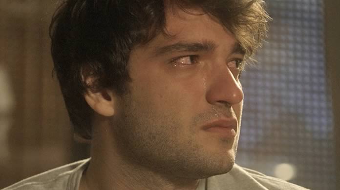 Desesperado, Tiago (Humberto Carrão) age no impulso e desaparece em "A Lei do Amor". (Foto: Reprodução/Gshow)
