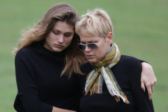 Xuxa e Sasha no enterro do irmão da apresentadora Cirano Rojabaglia que morreu aos 57 anos em 2015