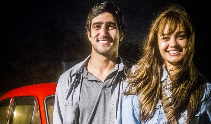 Renato (Renato Góes) e Alice (Sophie Charlotte) em "Os Dias Eram Assim" (Foto: Globo/João Miguel Júnior)