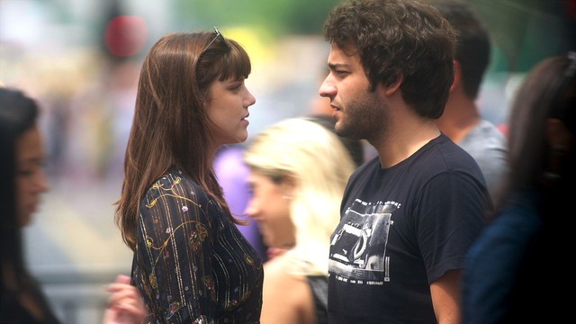 Isabela e Tiago se encontram na rua (Foto: Reprodução / TV Globo) 