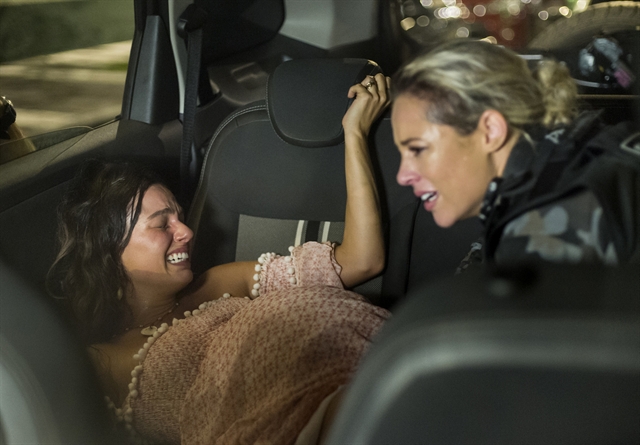 Jeiza (Paolla Oliveira) faz o parto de Ritinha (Isis Valverde) dentro de táxi durante um tiroteio (Foto: Globo/Estevam Avellar)