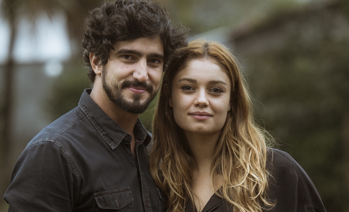 Renato (Renato Góes e Alice (Sophie Charlotte) em "Os Dias Eram Assim" (Foto: Globo/Mauricio Fidalgo)