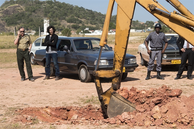 Gustavo (Gabriel Leone) e Ernesto (José de Abreu) acompanham escavação (Foto: Globo/Estevam Avellar)