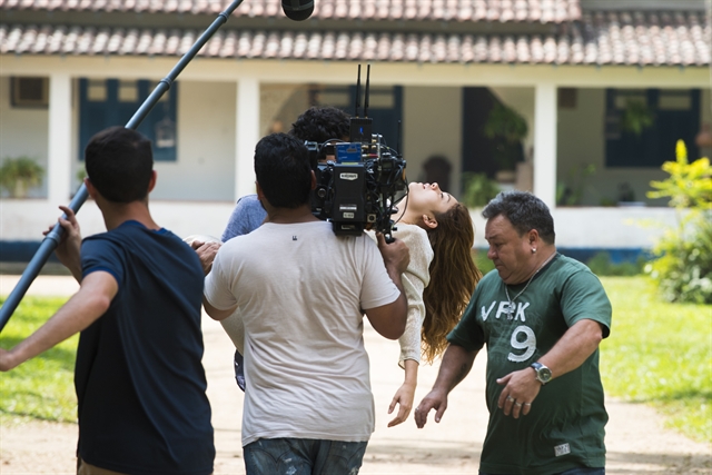 Bastidores da cena em que Renato (Renato Góes) vai ao sítio resgatar Alice (Sophie Charlotte) (Foto: Globo/Cesar Alves)