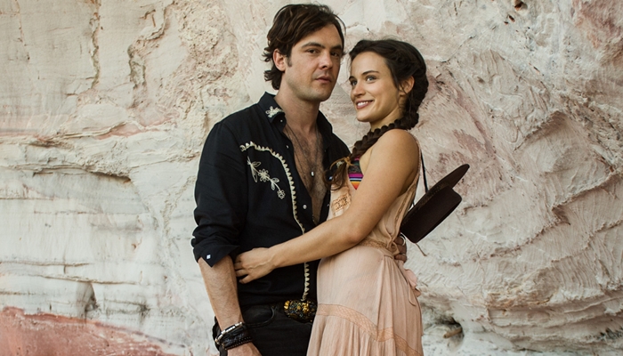 Gael (Sergio Guizé) e Clara (Bianca Bin) em "O Outro Lado do Paraíso" (Foto: Globo/Raquel Cunha)
