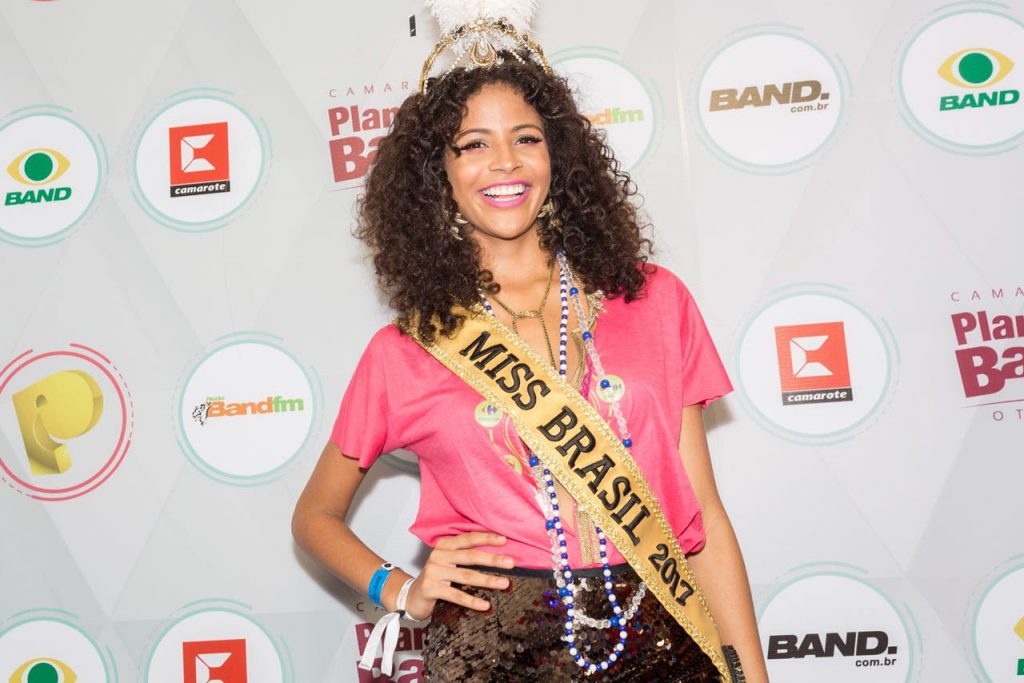 Miss Brasil 2017 cai no carnaval de Salvador