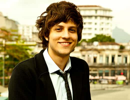 Chay Suede fala sobre vida de solteiro