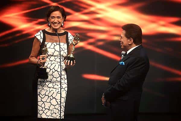 Lilia Cabral recebendo seus prêmios no "Troféu Imprensa"