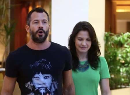 Malvino e a namorada em shopping carioca