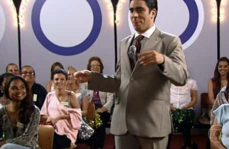 Adnet imitando Silvio Santos em seu novo programa (Foto: Reprodução/Globo)