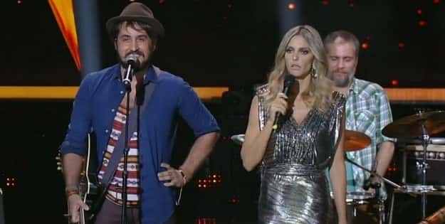 Fernanda Lima ao lado da banda Suricato no Superstar Foto: Reprodução/Globo