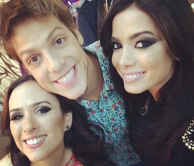 Anitta fica tensa com vaia