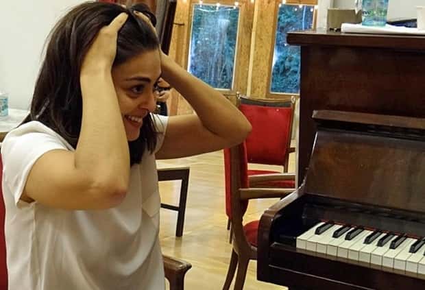 Juliana Paes em suas aulas de canto para a novela