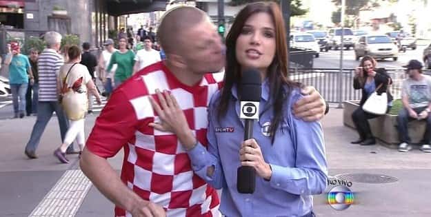 Turista croata beija repórter Sabina Simonato