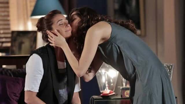 Clara e Marina: beijo foi autorizado pela Globo