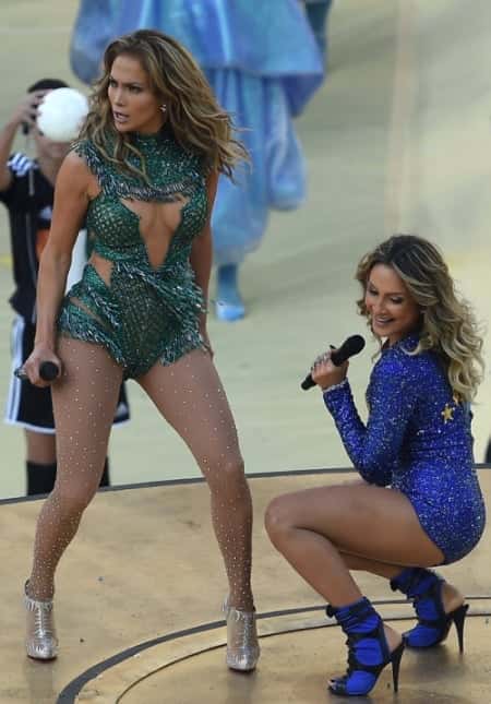 Claudia Leitte rebolando até o chão