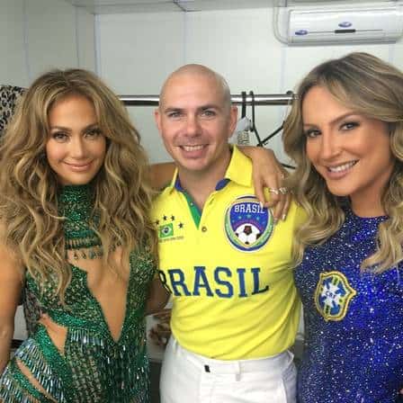 Cantora nega alto valor da roupa