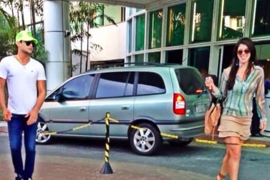 Israel Novaes sai de hotel acompanhado por Elenita Machado R7
