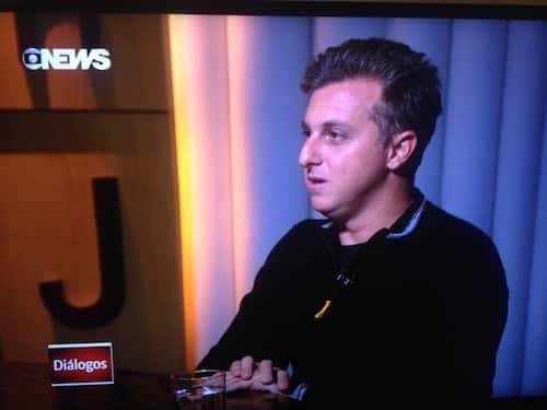 Luciano Huck: "Não faço isso", sobre acusação de explorar a miséria alheia na TV
