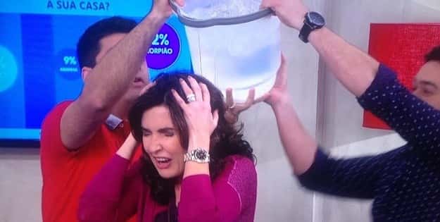 Apresentadora se prepara para tomar banho de água fria
