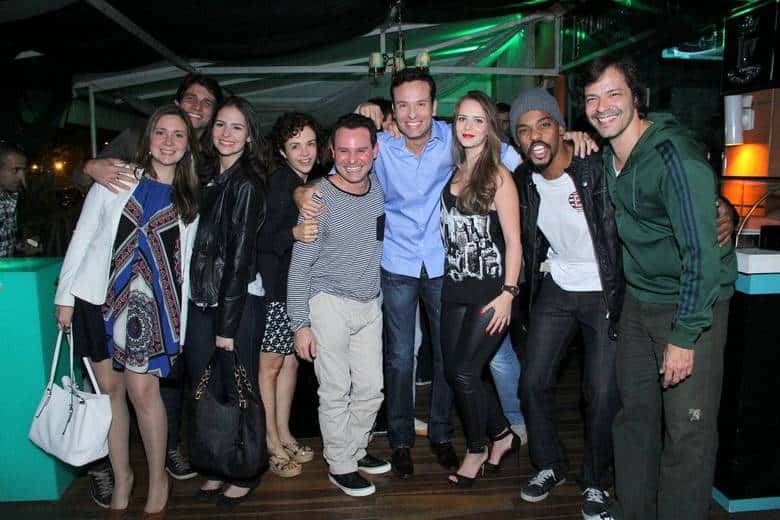 Elenco de "Vitória" se reúne em boate no Rio de Janeiro