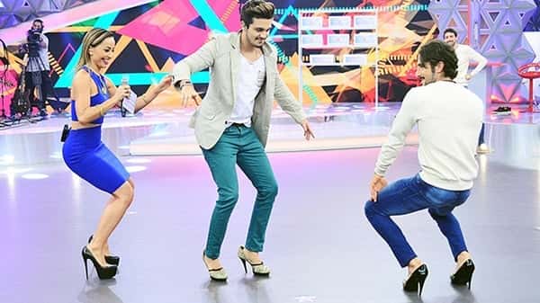 Marcos Mion ensina Luan Santana a andar de salto alto Foto: Divulgação/TV Recrd