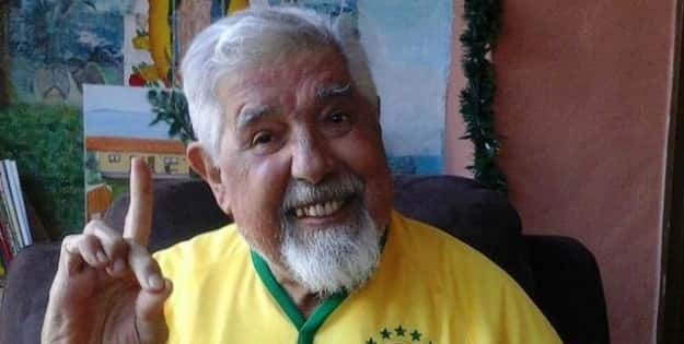 Rubén Aguirre, o Professor Girafales, veste camisa da seleção brasileira, em 2013, no México