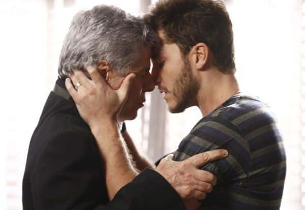 Cláudio (José Mayer) e seu ex-amante Leonardo (Klebber Toledo) no começo da novela "Império"