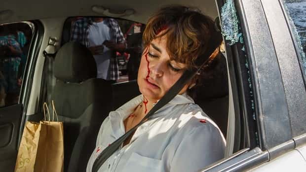 Beatriz fica gravemente ferida após acidente (Foto: Artur Meninea/TV Globo)