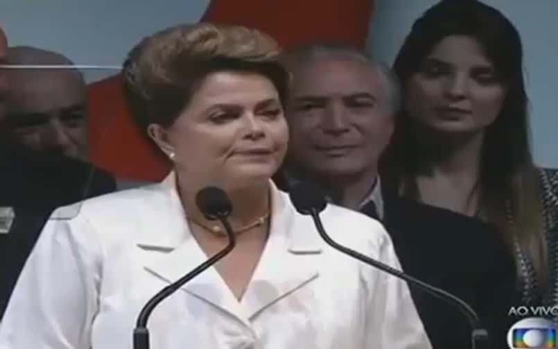 M ilitância eufórica grita: "O povo não é bobo, Abaixo à Rede Globo"