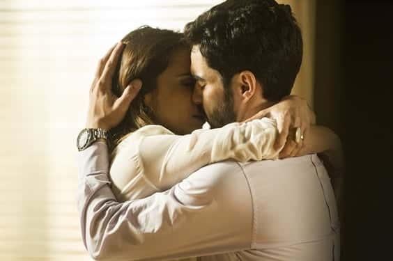 Danielle ( Maria Ribeiro ) fechando a mala, José Pedro ( Caio Blat ) a abraça carinhosamente (Foto: Globo/ Cynthia Salles