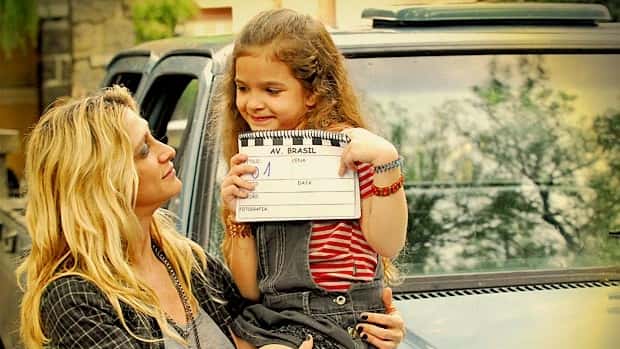 Amora e Mel Maia na gravação de "Avenida Brasil" (Foto: Divulgação/Globo)