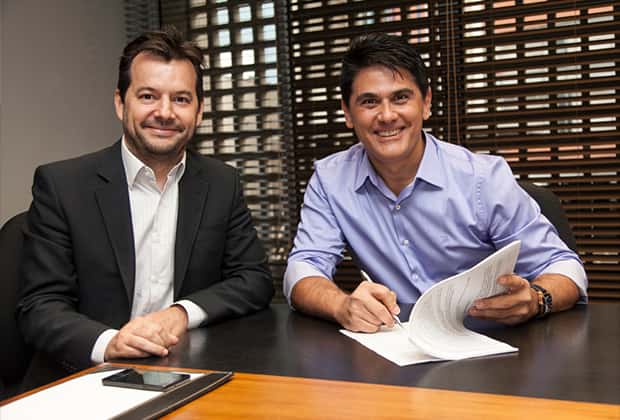 César Filho assina contrato com a Record (Foto: Edu Moraes/Divulgação Record)