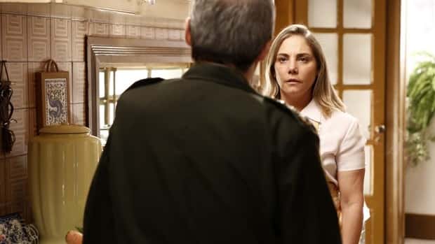 eatriz fica em choque com a pergunta de Elísio (Foto: Fábio Rocha/Gshow)