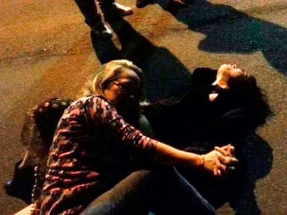 Atriz passa vergonha no meio da rua