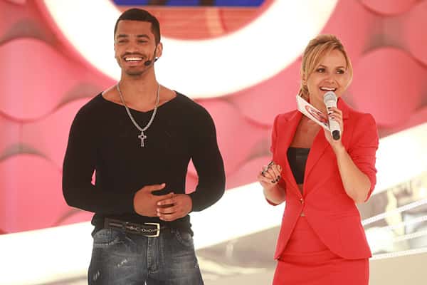 Felype Frazão, que protagoniza cenas quentes com Anitta em novo clipe, já participou de quadro da Eliana (Foto: Divulgação/SBT)
