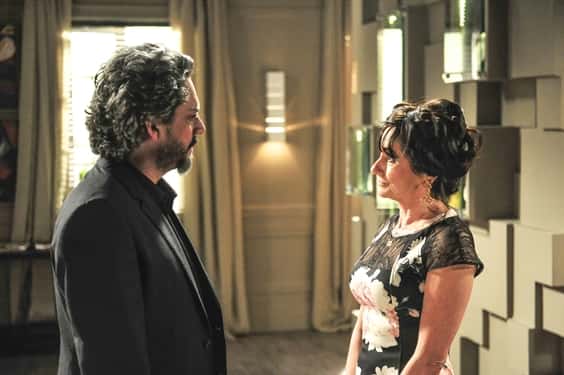 José Alfredo (Alexandre Nero) e Magnólia (Zezé Polessa) conversam sobre Maria Ísis (Marina Ruy Barbosa) (Foto: Globo/Renato Rocha Miranda)