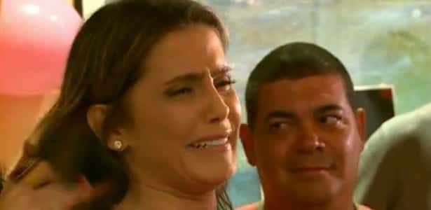 A atriz não conteve as lágrimas (Foto: Reprodução)