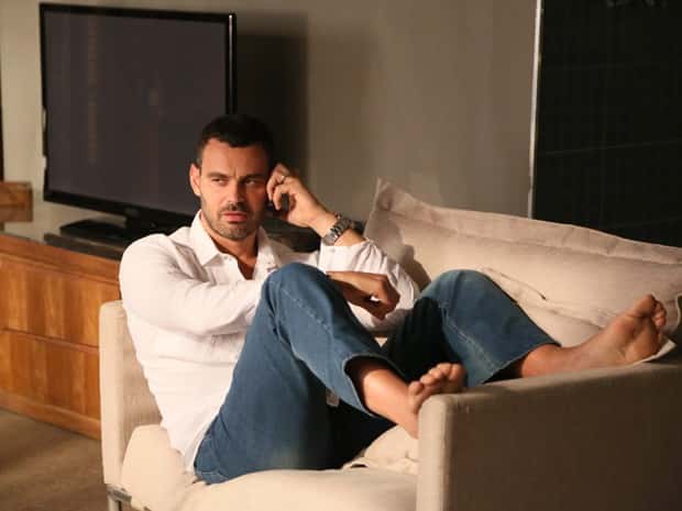 Maurílio se comunica com o pai pelo telefone (Foto: Divulgação)
