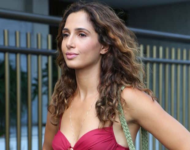 Camila Pitanga gravou em Copacabana (Foto: Carol Caminha/Gshow) Fonte: http://otvfoco.com.br/audiencia/confira-o-visual-de-adriana-esteves-nas-gravacoes-de-babilonia/#ixzz3Q2WlAx1O