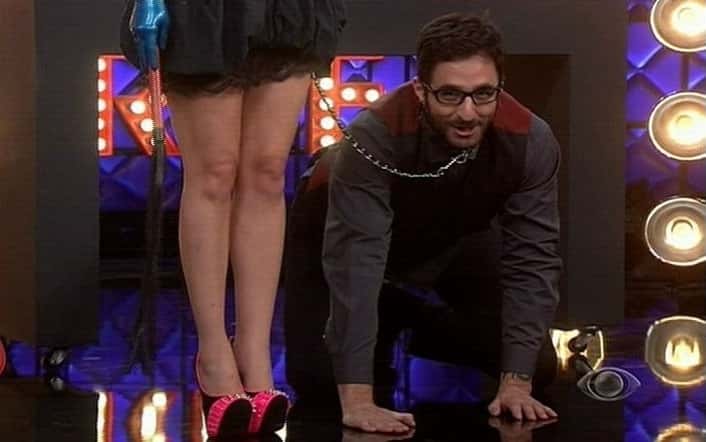 Rafinha Bastos é acorrentado por dominatrix no "Agora é Tarde". (Foto: Reprodução/Band)