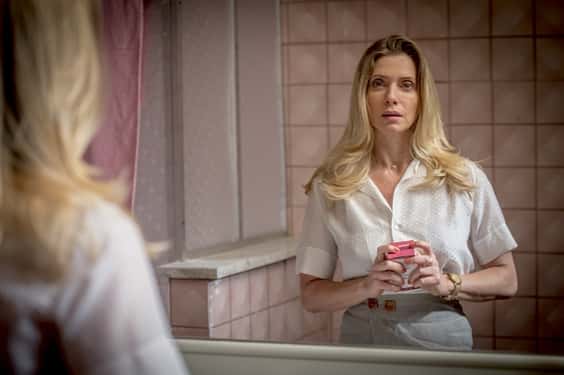 Gilda (Letícia Spiller) lendo o teste de gravidez (Foto: Globo/Alex Carvalho)