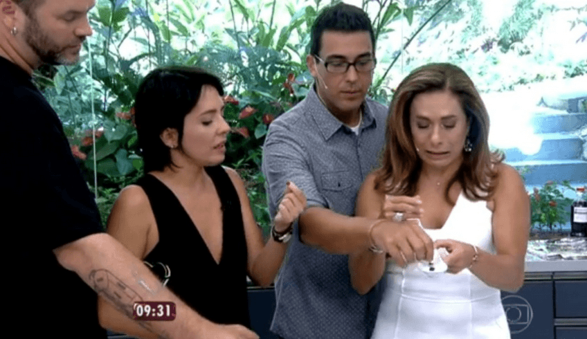 Cissa teve que experimentar uma formiga (Foto: Reprodução)