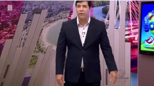 Cenário quase caiu em cima do apresentador (Foto: Reprodução)