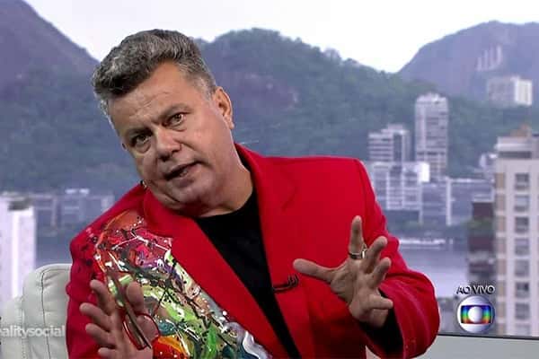 O comentarista de Carnaval, Milton Cunha, contou que já foi vítima de homofobia (Foto: Reprodução / TV Globo)