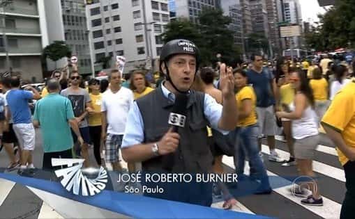 Repórter usa colete e capacete em São paulo (Foto: Reprodução)