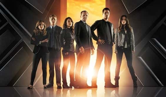Phil Coulson (Clark Gregg), Grant Ward (Brett Dalton, Melinda May (Ming-Na Wen), Leo Fitz (Iain De Caestecker), Jemma Simmons (Elizabeth Henstridge); e Skye (Chloe Bennet) (Foto: Globo / Divulgação)