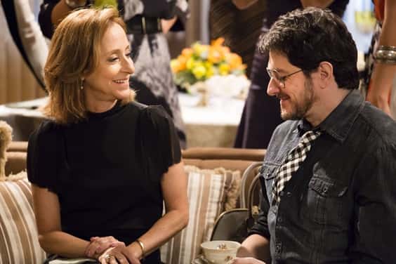 Lucrécia e Edgard (Guilherme Piva) conversam com Ana Botafogo durante o chá (Foto: Globo/Tata Barreto)