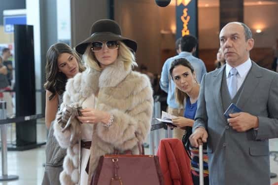 Soraya (Letícia Spiller) em meio às pessoas, com nojo, reclama com Júnior (Frank Menezes). Mari (Bruna Marquezine) e Danda (tatá Werneck) chegam afobadas ao check-in (Foto: Globo/Zé Paulo Cardeal)