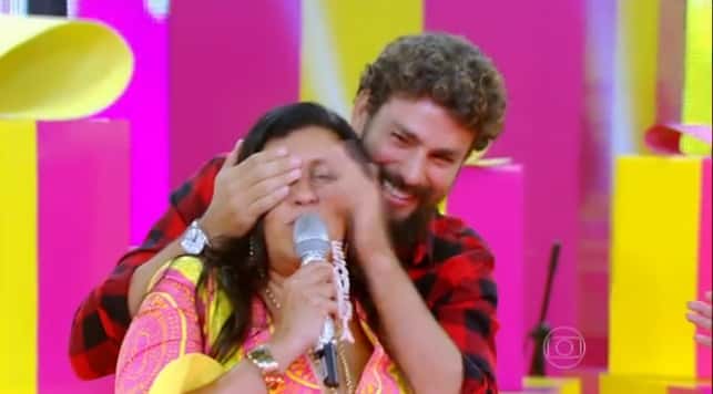 Cauã Reymond surpreende Regina Casé no palco do "Esquenta" (Foto: Reprodução / TV Globo)